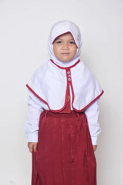 小学校の制服を着たアジアの少女の表情 — ストック写真