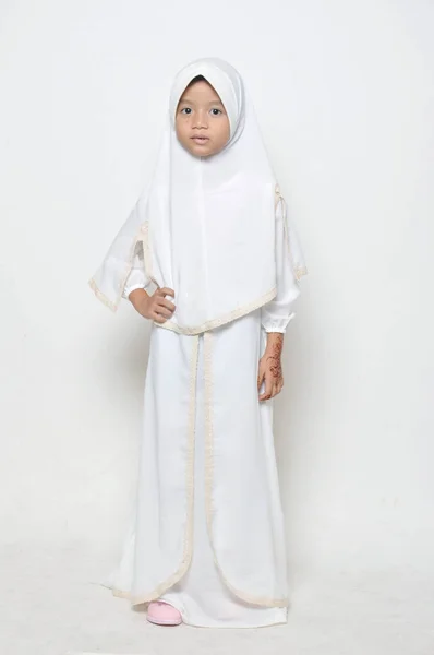 Menina Asiática Muçulmana Vestida Com Hijab Branco — Fotografia de Stock