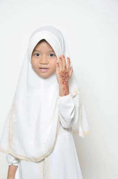 Muçulmano Ásia Menina Vestida Com Hijab Branco Com Henna Ela — Fotografia de Stock