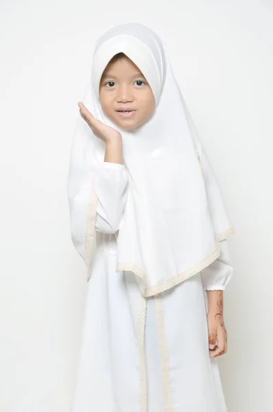 Muslimische Asiatische Kleines Mädchen Mit Hijab Weiß Gekleidet — Stockfoto