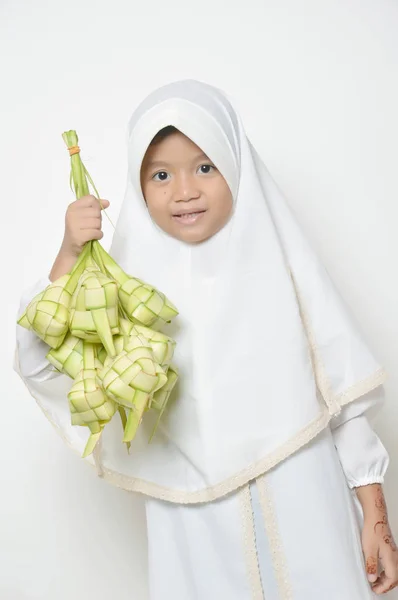 Мусульманская Азиатская Девочка Одетая Хиджаб Белое Держит Кетупат — стоковое фото