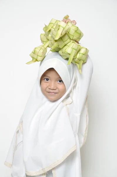 Musulmano Asiatico Bambina Vestita Con Hijab Bianco Tiene Ketupat — Foto Stock