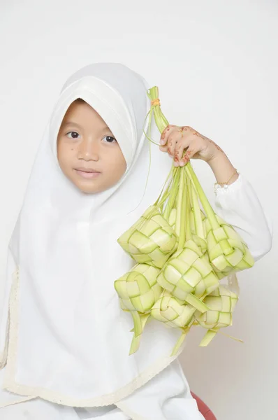 白いヒジャーブに身を包んだイスラム教徒のアジアの小さな女の子はケタを保持します — ストック写真
