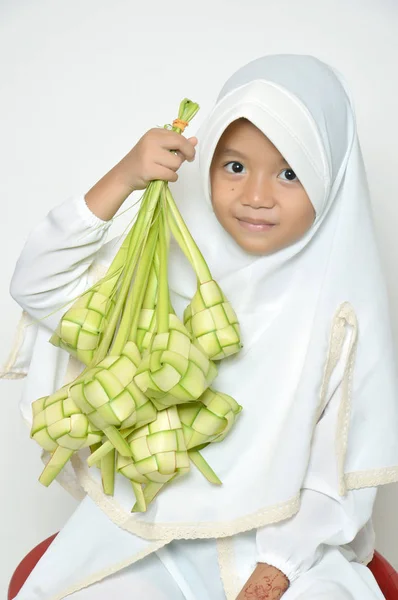 Musulmán Asiático Niña Vestida Con Hijab Blanco Sostiene Ketupat —  Fotos de Stock