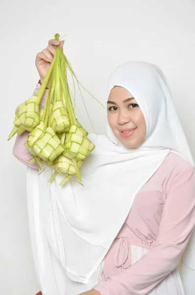 Retrato Uma Bela Mulher Muçulmana Vestindo Ketupat Retenção Lenço Cabeça — Fotografia de Stock