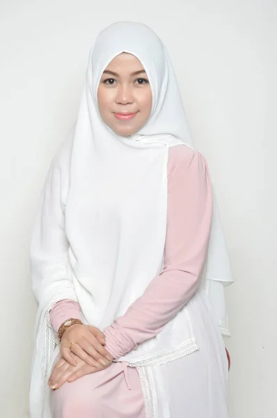 Porträtt Vacker Muslimsk Kvinna Klädd Huvudduk Vit Bakgrund — Stockfoto