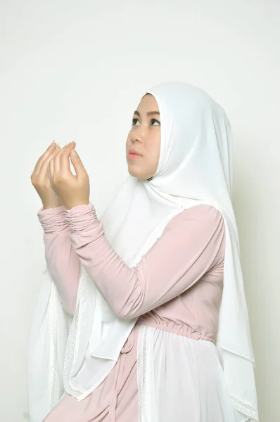 一个美丽的穆斯林妇女戴着头巾的白色背景的肖像 — 图库照片