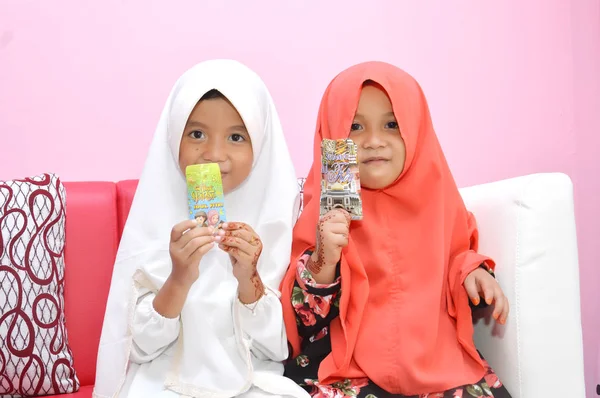 Två Asiatiska Liten Flicka Muslim Visar Resultat Ger Pengar Besök — Stockfoto