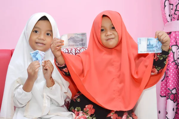 Dos Asiática Niña Musulmana Mostrando Resultados Dando Dinero Visitando Eid — Foto de Stock