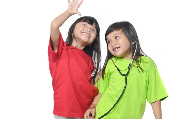 Två Asiatiska Liten Flicka Som Leker Med Ett Stetoskop — Stockfoto