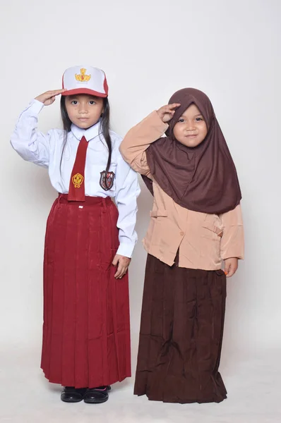 Dwie Azjatyckie Dziewczynki Podstawowym Mundurem Dziewczynką Scout Uniform — Zdjęcie stockowe