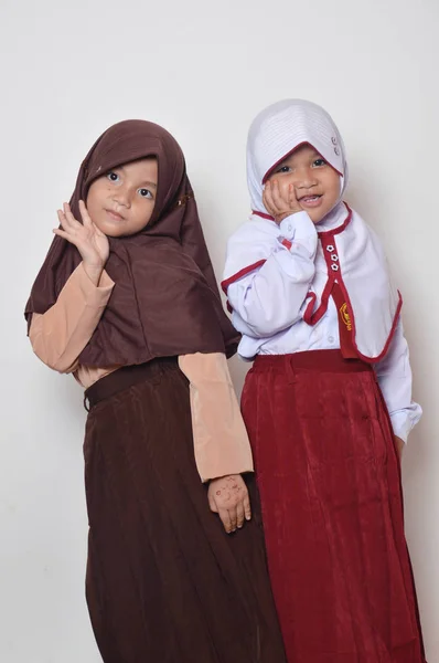 Två Asiatiska Liten Flicka Med Grundskolan Uniform Och Flicka Scout — Stockfoto