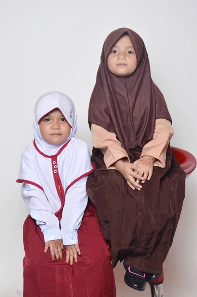 小学校の制服とガールスカウトの制服を着た2人のアジアの小さな女の子 — ストック写真