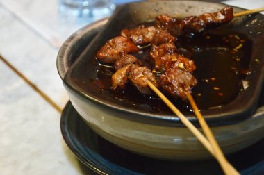 sıcak plaka üzerinde keçi Satay satırı