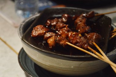 sıcak plaka üzerinde keçi Satay satırı