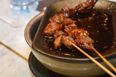 sıcak plaka üzerinde keçi Satay satırı