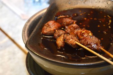 sıcak plaka üzerinde keçi Satay satırı