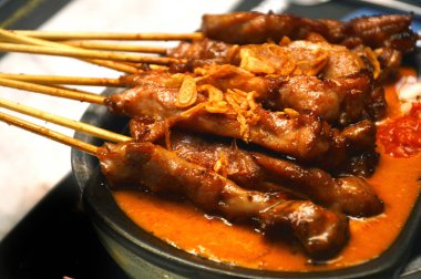 sıcak plaka üzerinde Satay satır