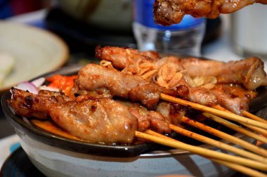 sıcak plaka üzerinde Satay satır