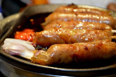 sıcak plaka üzerinde Satay satır