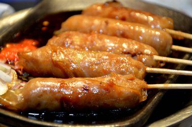 sıcak plaka üzerinde Satay satır