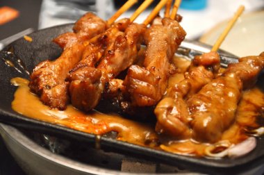 sıcak plaka üzerinde Satay satır