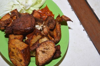 yeşil plaka üzerinde kızarmış tofu ve kızarmış tavuk