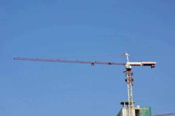 Kraan Een Gebouw Bouw Blauwe Hemel — Stockfoto