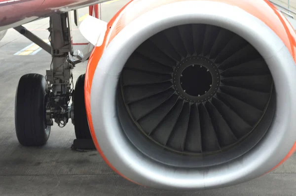 飞机机翼中的涡轮发动机 — 图库照片