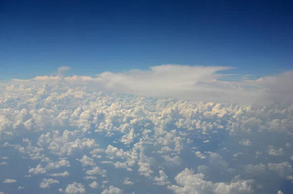 Ширина Хмар Блакитному Небі — стокове фото