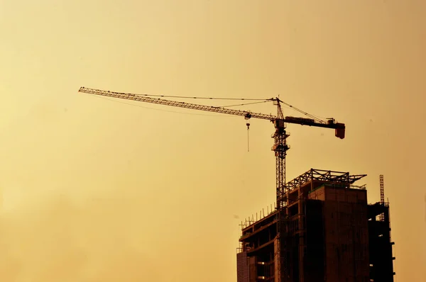 Kran Auf Einem Bau Befindlichen Gebäude Über Dem Sonnenuntergang — Stockfoto