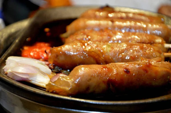 sıcak plaka üzerinde Satay satır