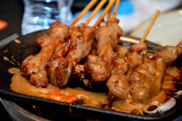 sıcak plaka üzerinde Satay satır