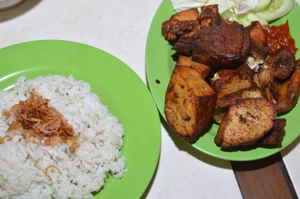 Nasi Uduk Dengan Lauk Ayam Goreng Dan Tahu Goreng Makanan — Stok Foto