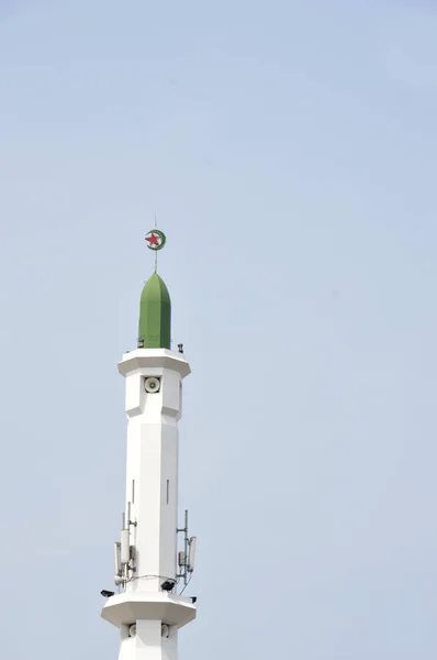 Die Kuppel Der Moschee Vor Blauem Himmel — Stockfoto