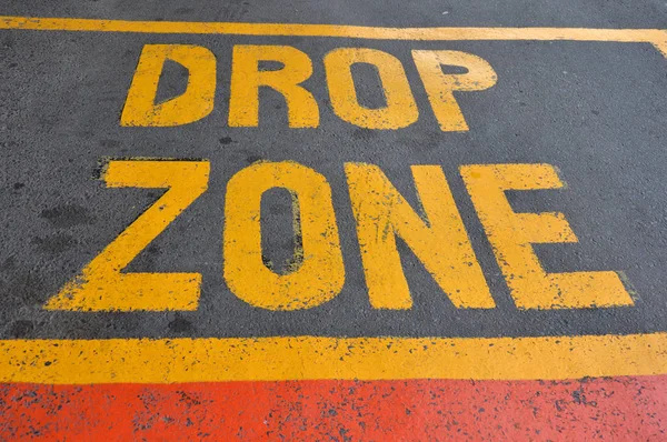 Yellow Drop Zone Tekst Het Asfalt — Stockfoto