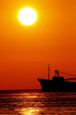 se de gün batımında bir tanker silueti