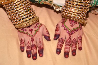 Endonezya gelinim ellerde kına