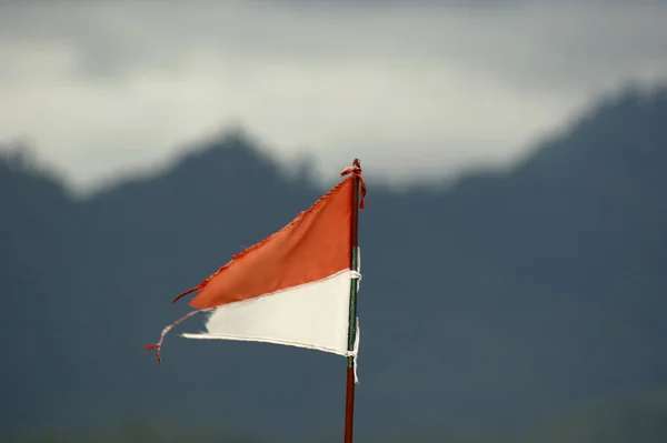 Σημαία Ινδονησίας Κατά Του Γαλάζιου Ουρανού — Φωτογραφία Αρχείου