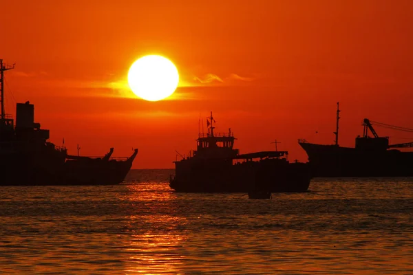 海の夕日のタンカーのシルエット — ストック写真