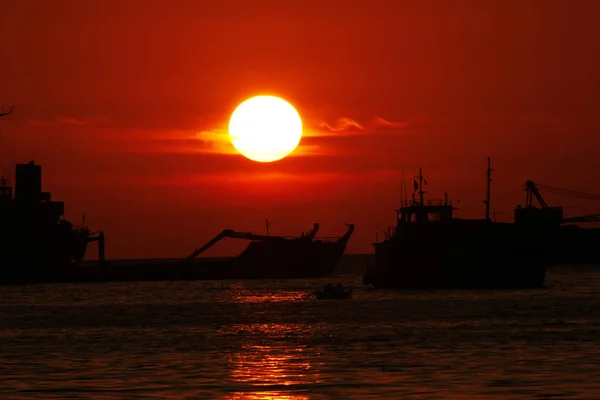 海の夕日のタンカーのシルエット — ストック写真