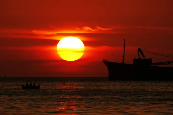 Sylwetka Cysterny Zachód Słońca Nad Morzem — Zdjęcie stockowe