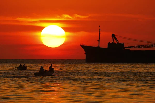 Silhouette Pétrolier Coucher Soleil Sur Mer — Photo