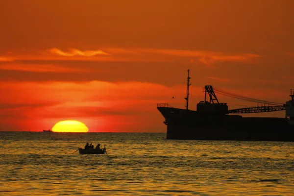 海の夕日のタンカーのシルエット — ストック写真