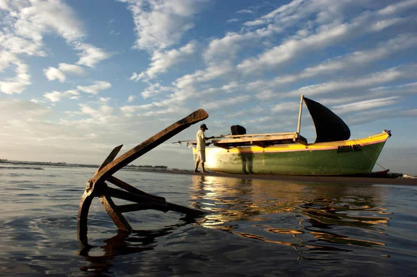 Силуэт Рыбака Пляже — стоковое фото