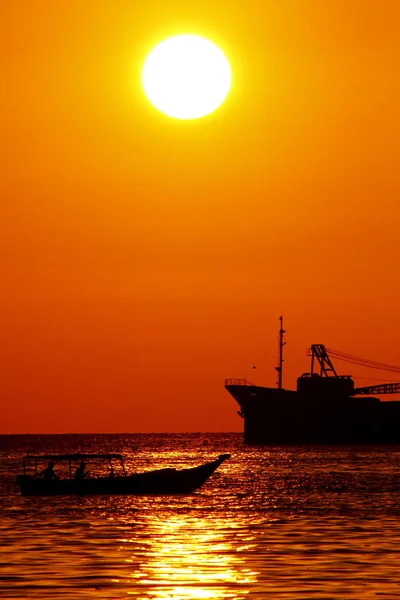 Silhouette Una Petroliera Tramonto — Foto Stock