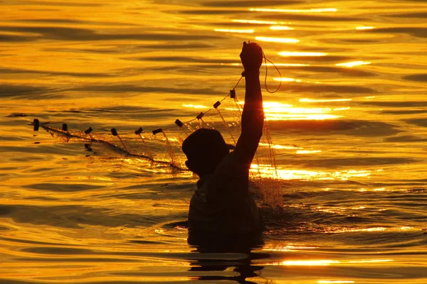 Sahilde Bir Balıkçının Silueti — Stok fotoğraf