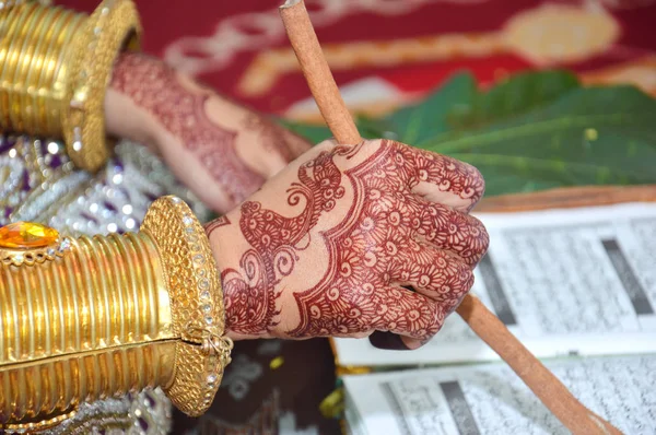 Henna Auf Den Händen Der Indonesischen Hochzeitsbraut — Stockfoto