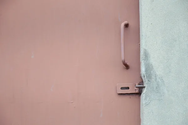 閉じた茶色の鉄のドア — ストック写真
