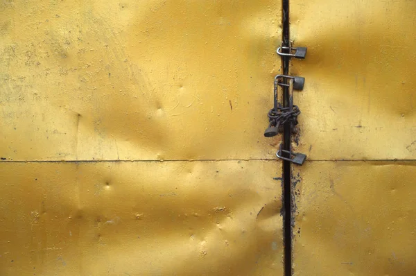Geschlossene Goldene Eisentür — Stockfoto
